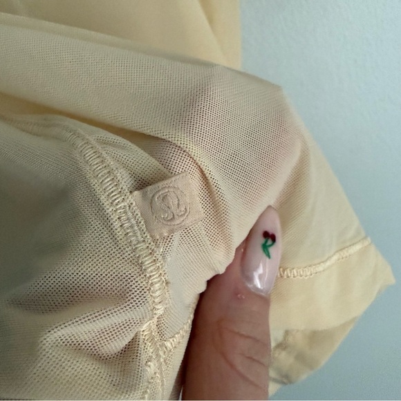 Lululemon Lightweight Mesh Reversible Yoga T-Shirt Prosecco size 6 - Picture 7 of 7
